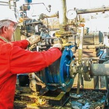 Photo de la réparation d'une pompe de combustible de four de cimenterie