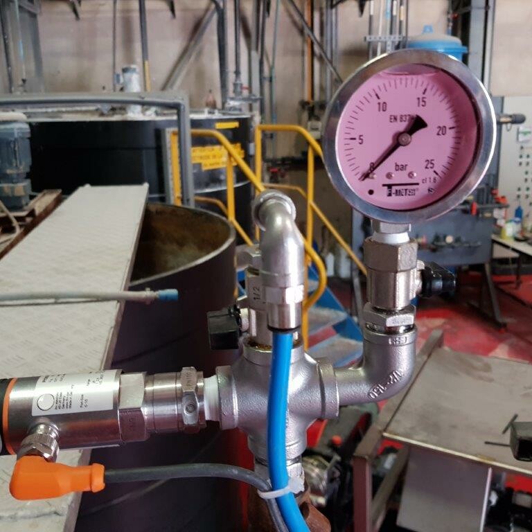 Photo d'un capteur de pression 4-20 mA et manomètre à bain de glycérine