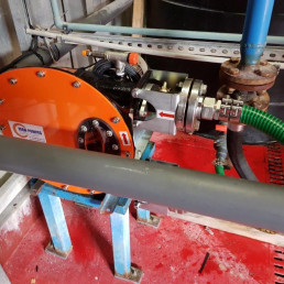 Photo d'une pompe p&eacute;ristaltique alimentant le filtre presse en boues liquides