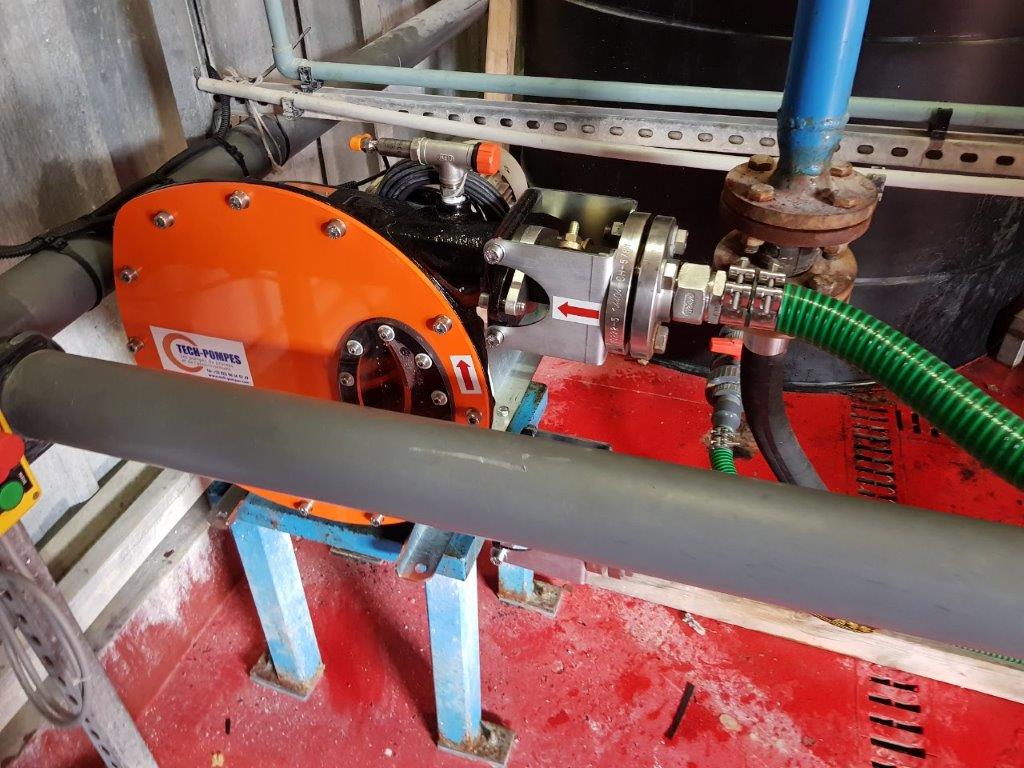 Photo d'une pompe péristaltique alimentant le filtre presse en boues liquides