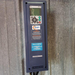 Variateur de fr&eacute;quence de pompe associ&eacute; &agrave; une boite &agrave; boutons