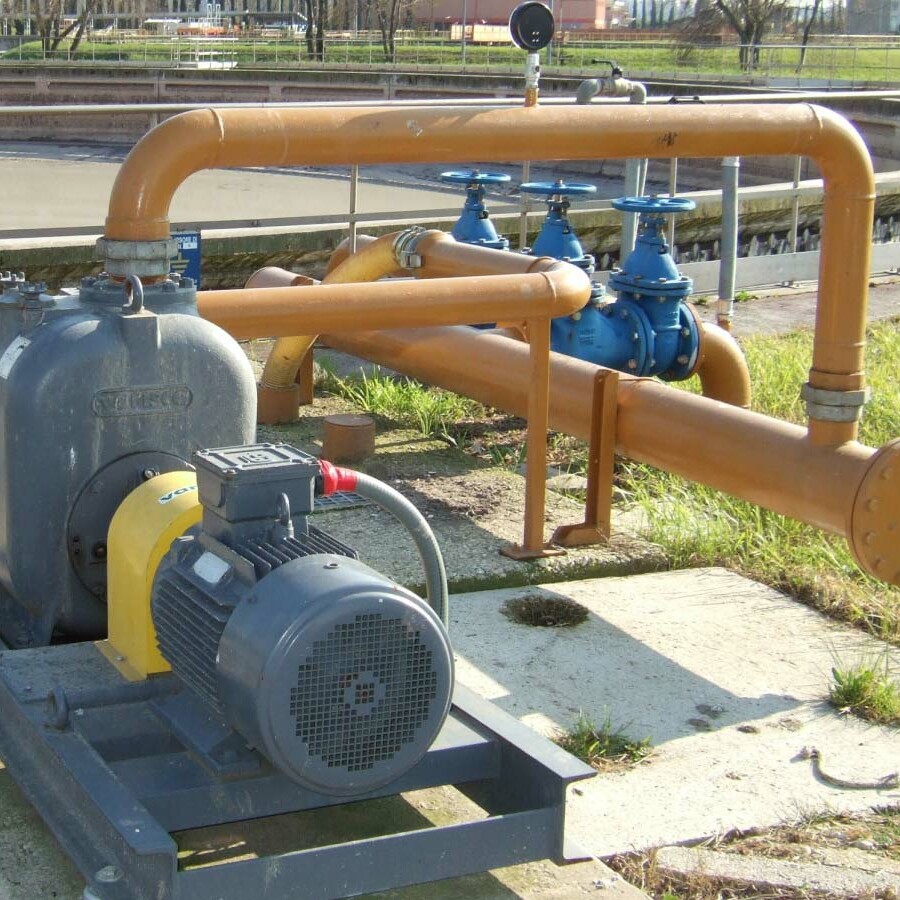 Pompe auto-amorcante de location pour liquides chargés