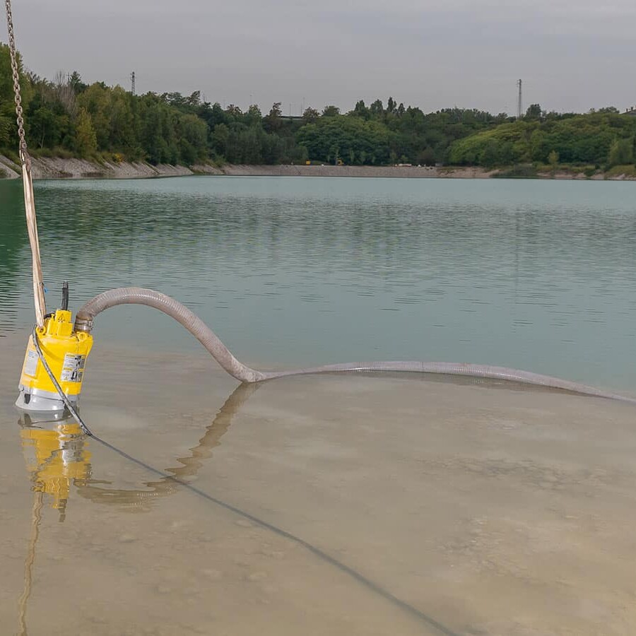 Photo d'une pompe de chantier immergée pour eau chargée ou boueuse
