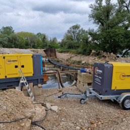 Motopompe thermique sur chantier pour assèchement de batardeaux