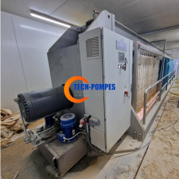 Filtre-presse alimenté par une pompe de location