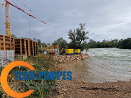 2 pompes diesel en bord de rivière pour travaux de construction