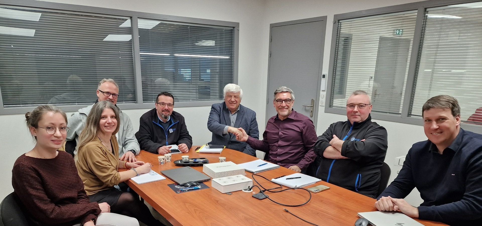 Partenariat TECH-POMPES et STELEC - Poignée de mains lors de la signature du partenariat pour la fourniture et réparation de moteurs électriques et pompes dans l'Yonne